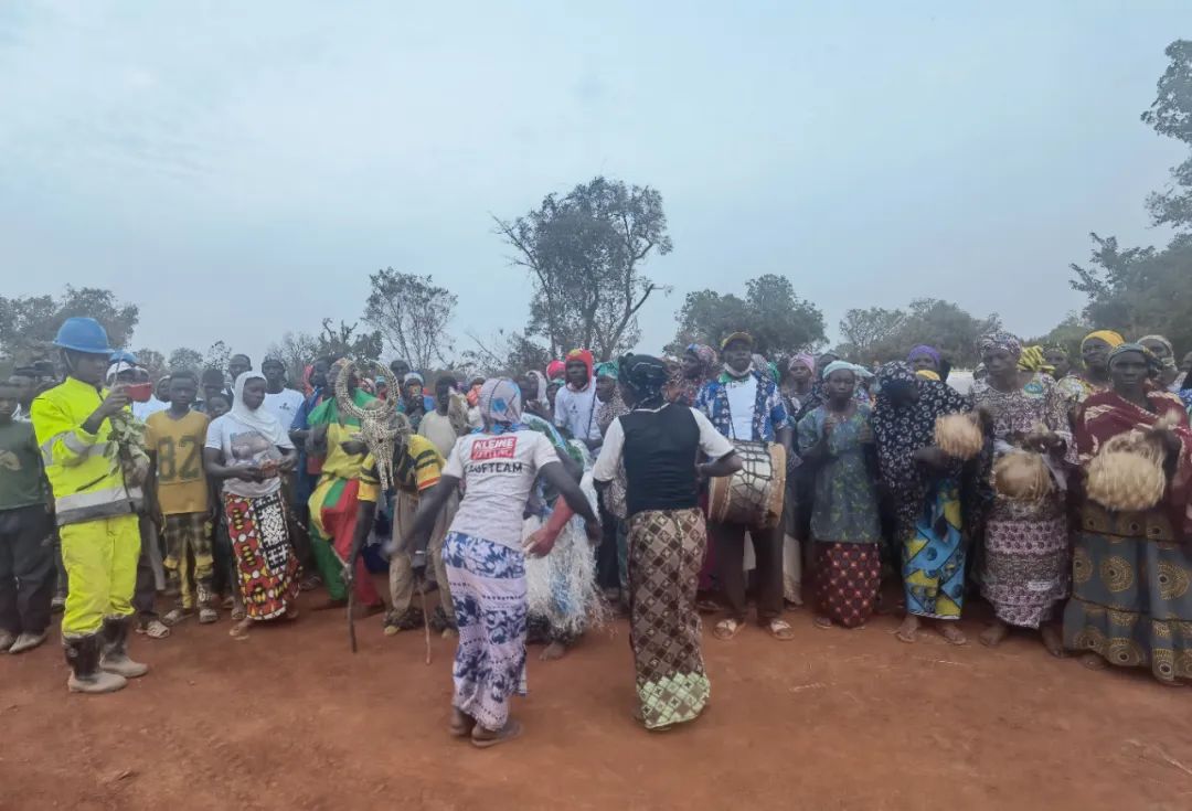 1711090989830890.jpg 捐贈拖拉機 修建儲水壩 馬里鋰礦項目公司積極支持社區發展4.jpg