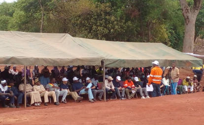 1711096285930136.png 捐贈拖拉機 修建儲水壩 馬里鋰礦項目公司積極支持社區發展1.png