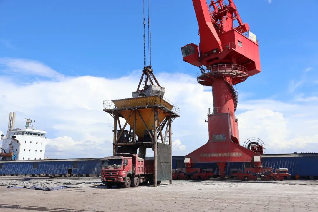 1716801799227736.jpg 鋰精礦到港 回轉窯點火 星之海氫氧化鋰項目建設進入沖刺階段1.jpg